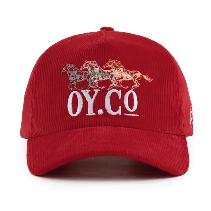 Five-panel red corduroy hat, white embroidered lettering with a multicolor horse team, monogram on the side