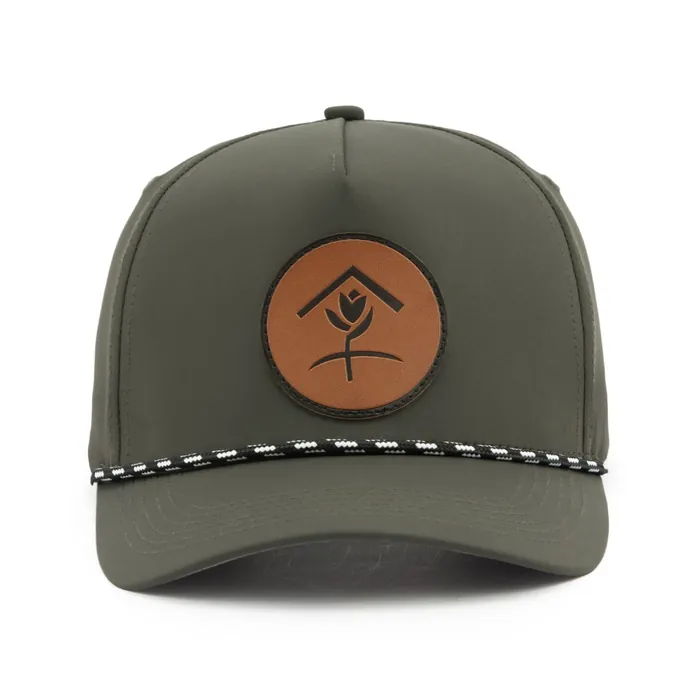 Five-panel hat, olive with a gray underbrim, round leather-look patch on the front, black and white rope along the brim, small label on the back